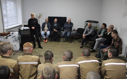 Bijbels uitdele​n, zingen en bidden in gevangenis in Oekraïne